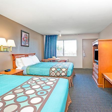 Super 8 By Wyndham Upland Ontario Ca Hotel Buitenkant foto