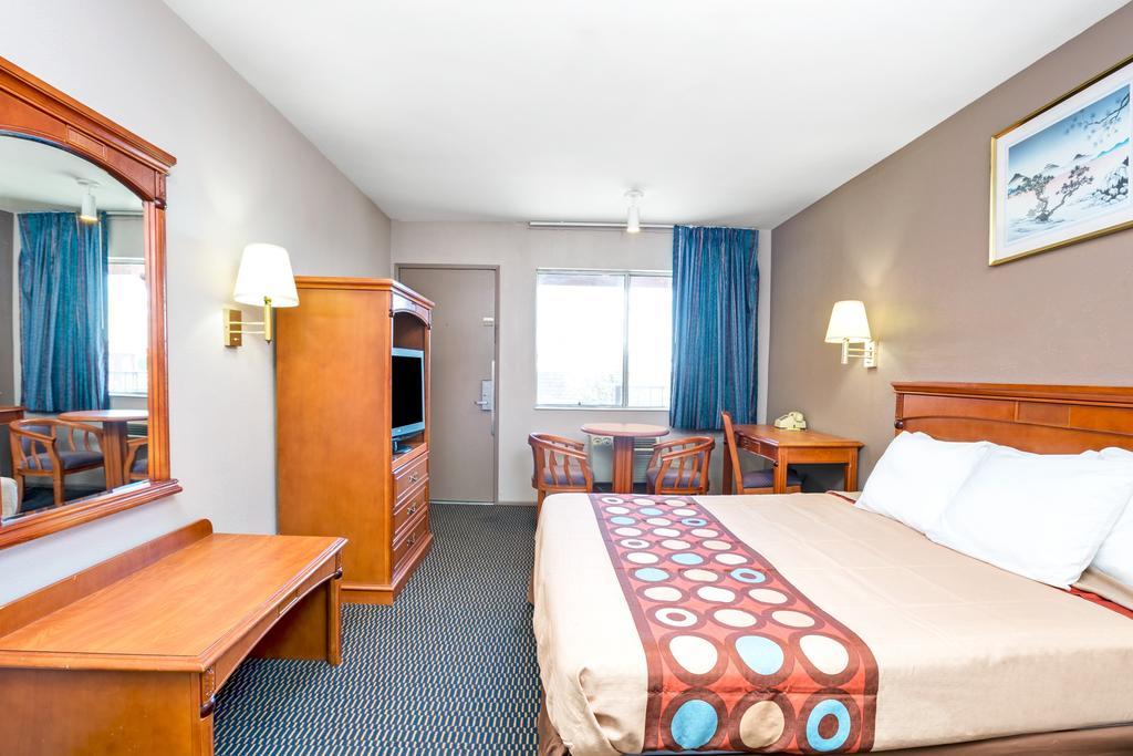 Super 8 By Wyndham Upland Ontario Ca Hotel Buitenkant foto