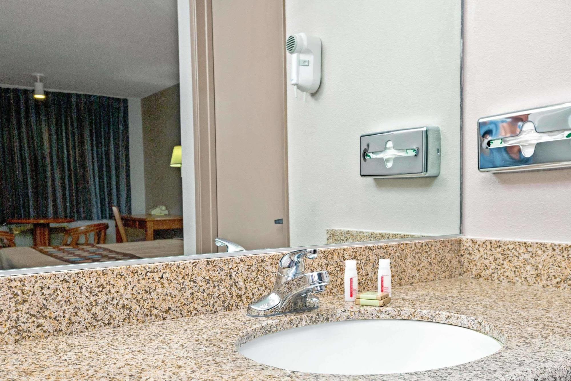 Super 8 By Wyndham Upland Ontario Ca Hotel Buitenkant foto
