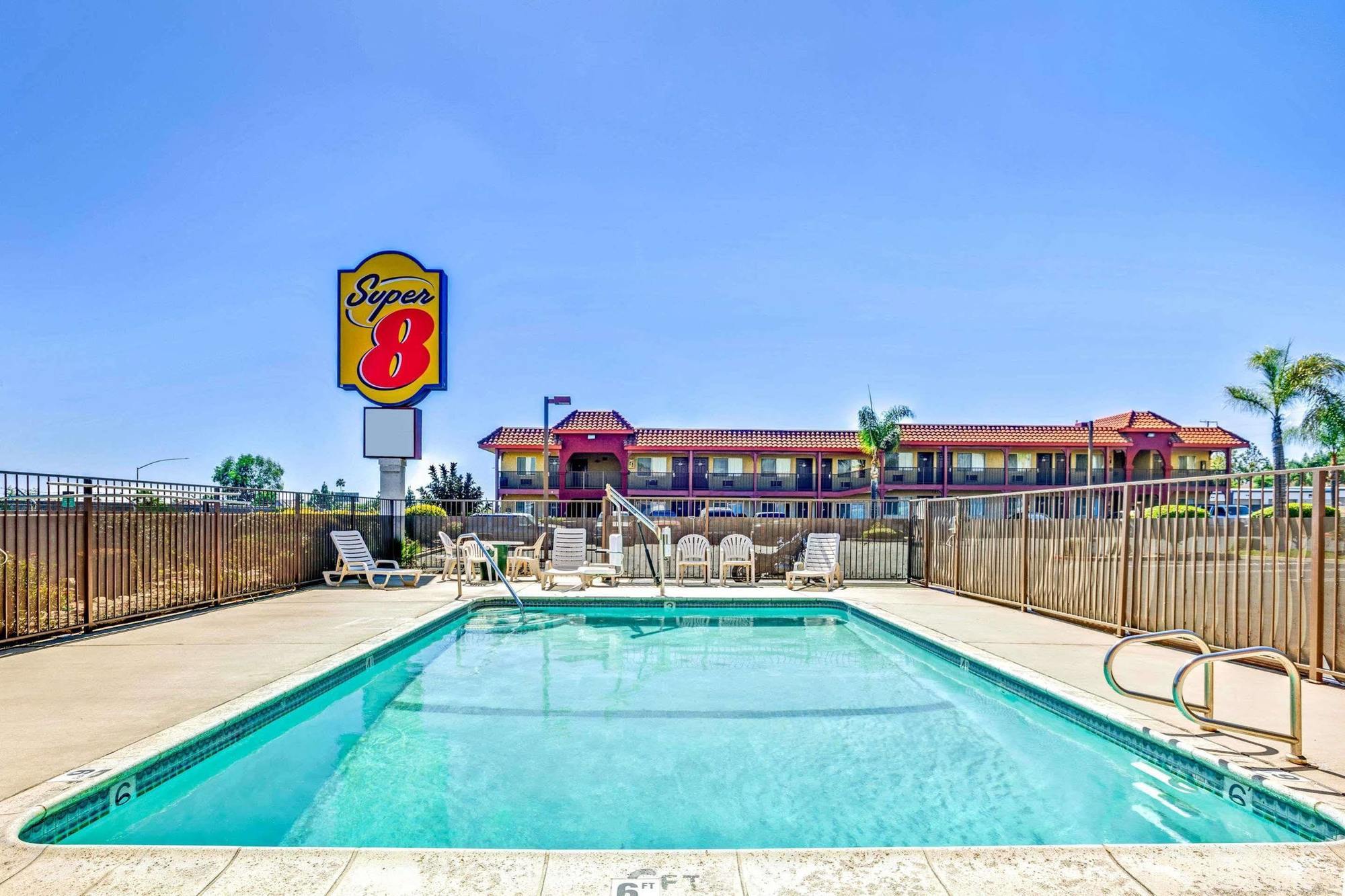 Super 8 By Wyndham Upland Ontario Ca Hotel Buitenkant foto